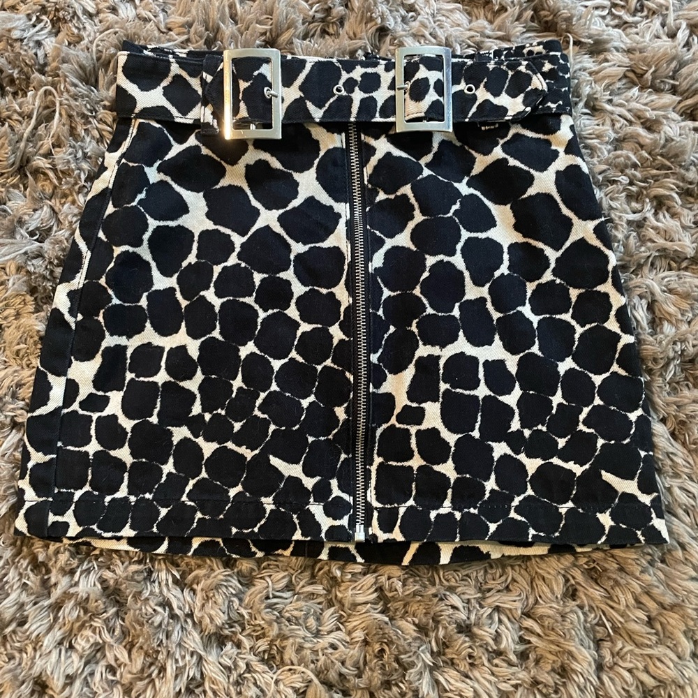 Topshop mini skirt, tag says 4 bit fits more of a 0-2. Good condition